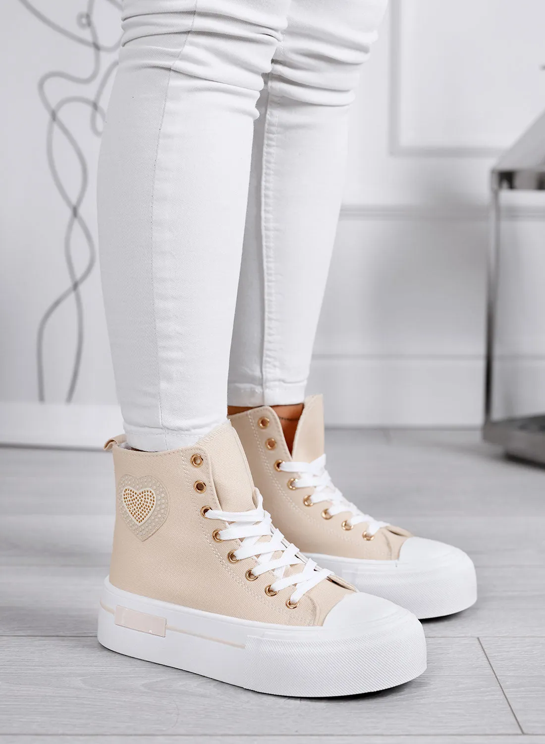 LARA - Sneakers alte beige con suola platform e applicazione cuore