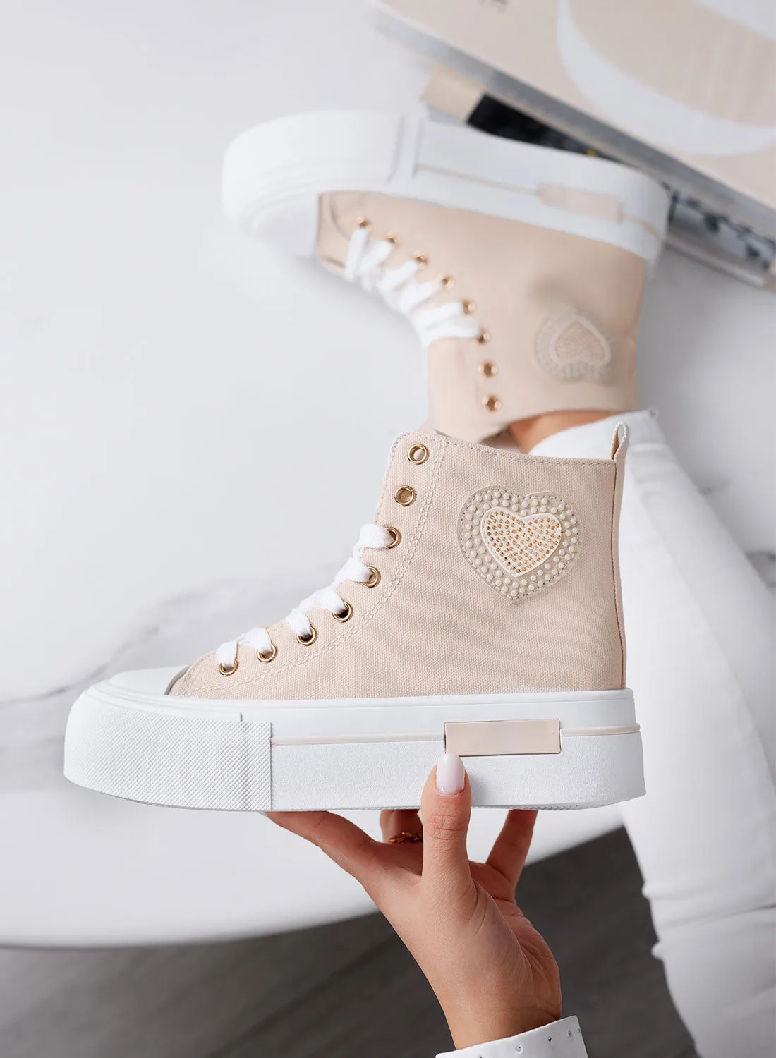 LARA - Sneakers alte beige con suola platform e applicazione cuore